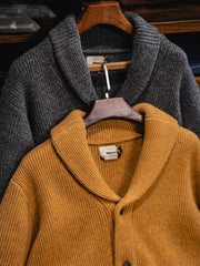 製品画像
加厚メリノウールを使用したニットカーディガンの全体展示。柔らかく暖かいメリノウール混紡素材を採用し、冬に最適な保温性と耐久性を兼ね備えた厚手デザインが特徴。

詳細画像
ニットカーディガンのリブ編みディテールとブランドカスタム「ジェントルマン」デザインを特写。型崩れしにくいリブ編み技術と高級感あふれるディテールが際立つクローズアップ画像。