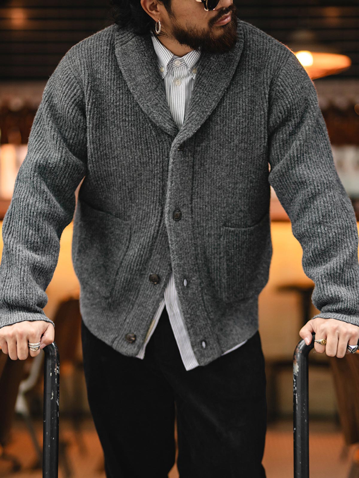 詳細画像
ニットカーディガンのリブ編みディテールとブランドカスタム「ジェントルマン」デザインを特写。型崩れしにくいリブ編み技術と高級感あふれるディテールが際立つクローズアップ画像。

モデル画像
モデルが加厚メリノウール ニットカーディガンを着用し、冬の紳士的なスタイリングを披露。ビジネスカジュアルから日常のカジュアルスタイルまで対応する洗練されたコーディネート例。