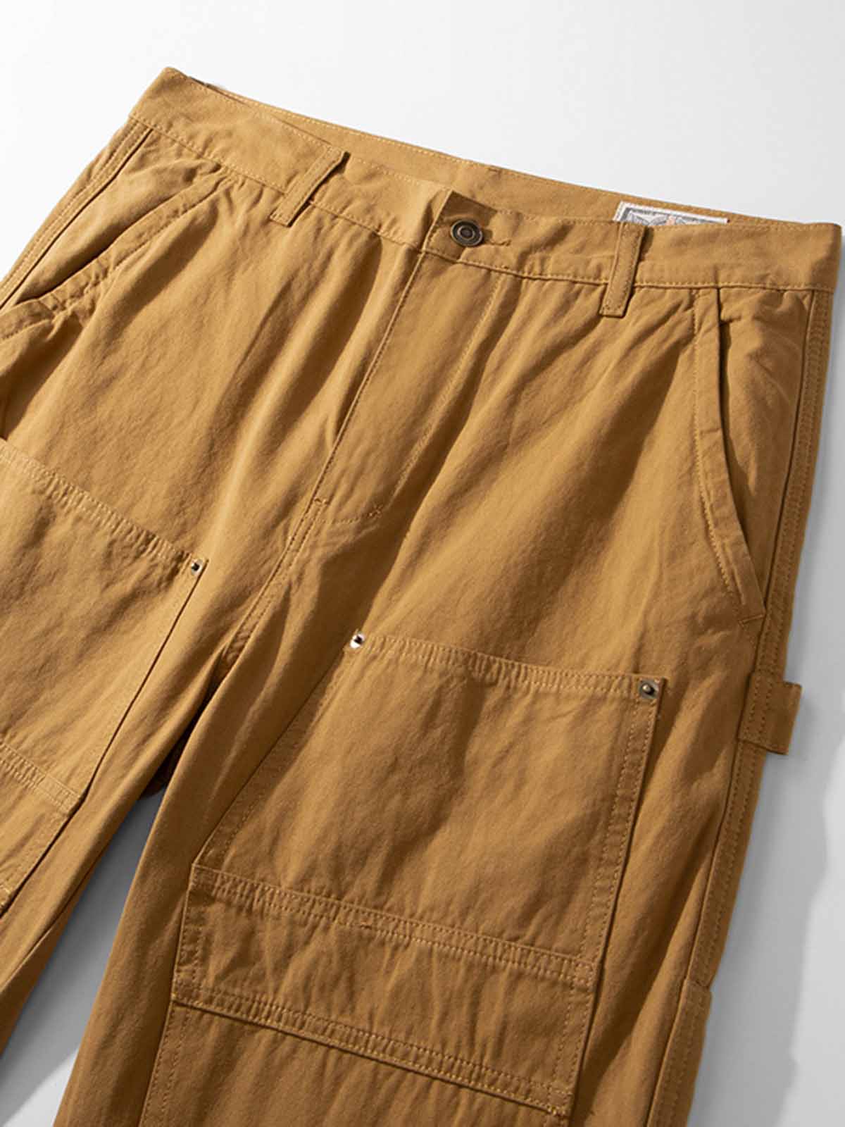 多機能ポケットと補強ディテールの特写