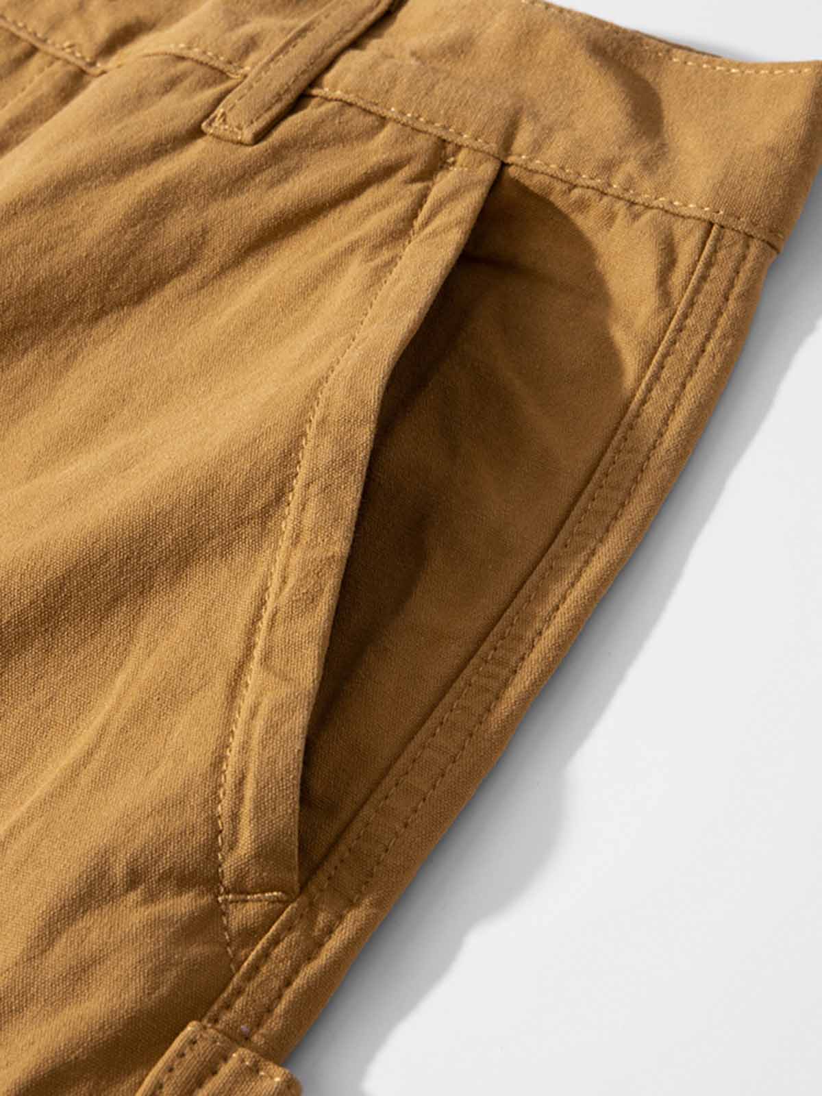 多機能ポケットと補強ディテールの特写