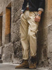 テーパードシルエットのミリタリーパンツ全体像。斜めジップポケットとサイドポケットが視線を引く