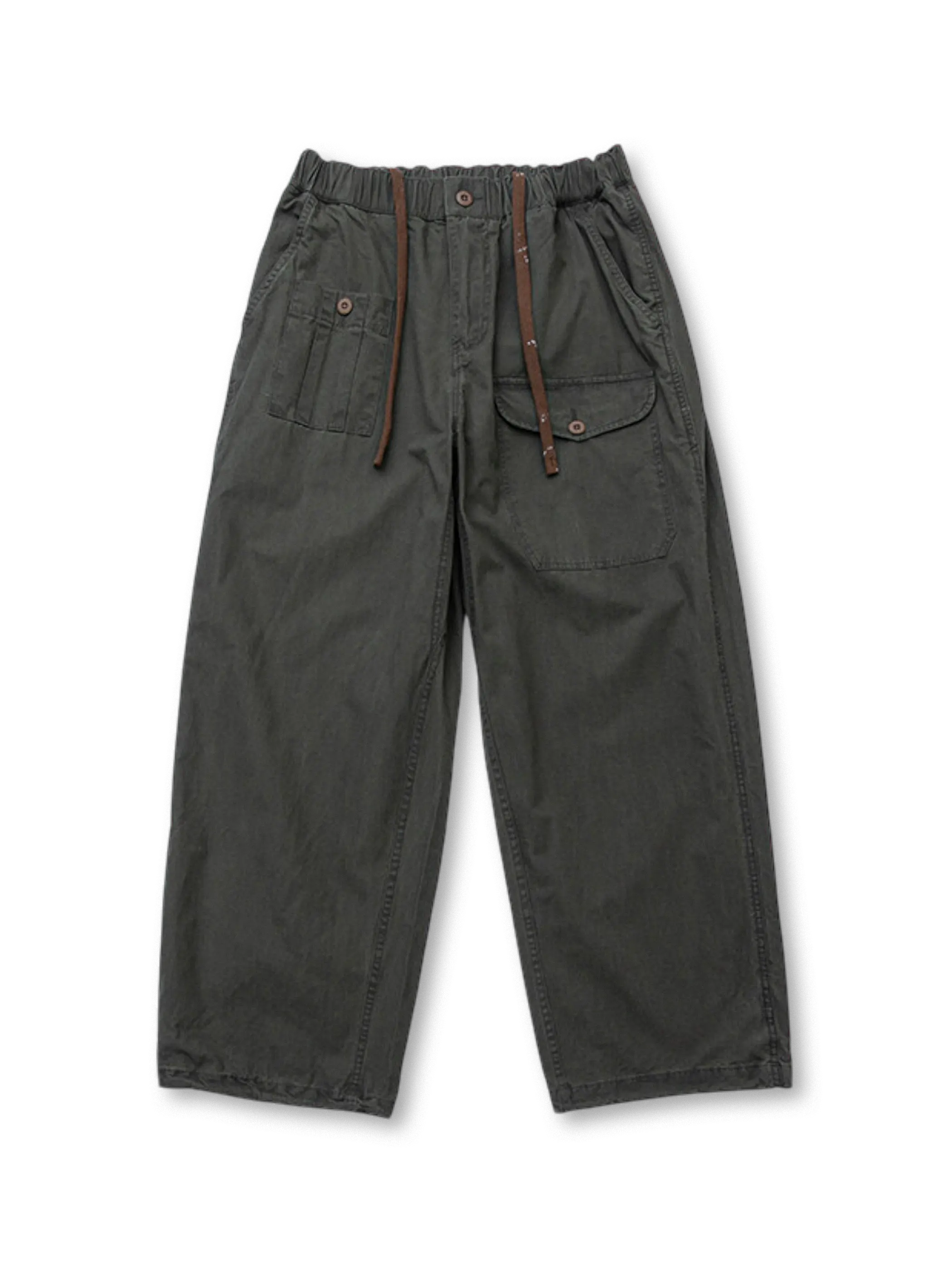 カーキとネイビーのチェック柄コットン生地にイレギュラーポケットを配したワイドカーゴパンツ全体図