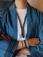 モデルが手作り編み込み飛鳥コインネックレスを着用し、シンプルな服装に洗練されたアクセントを加えている。