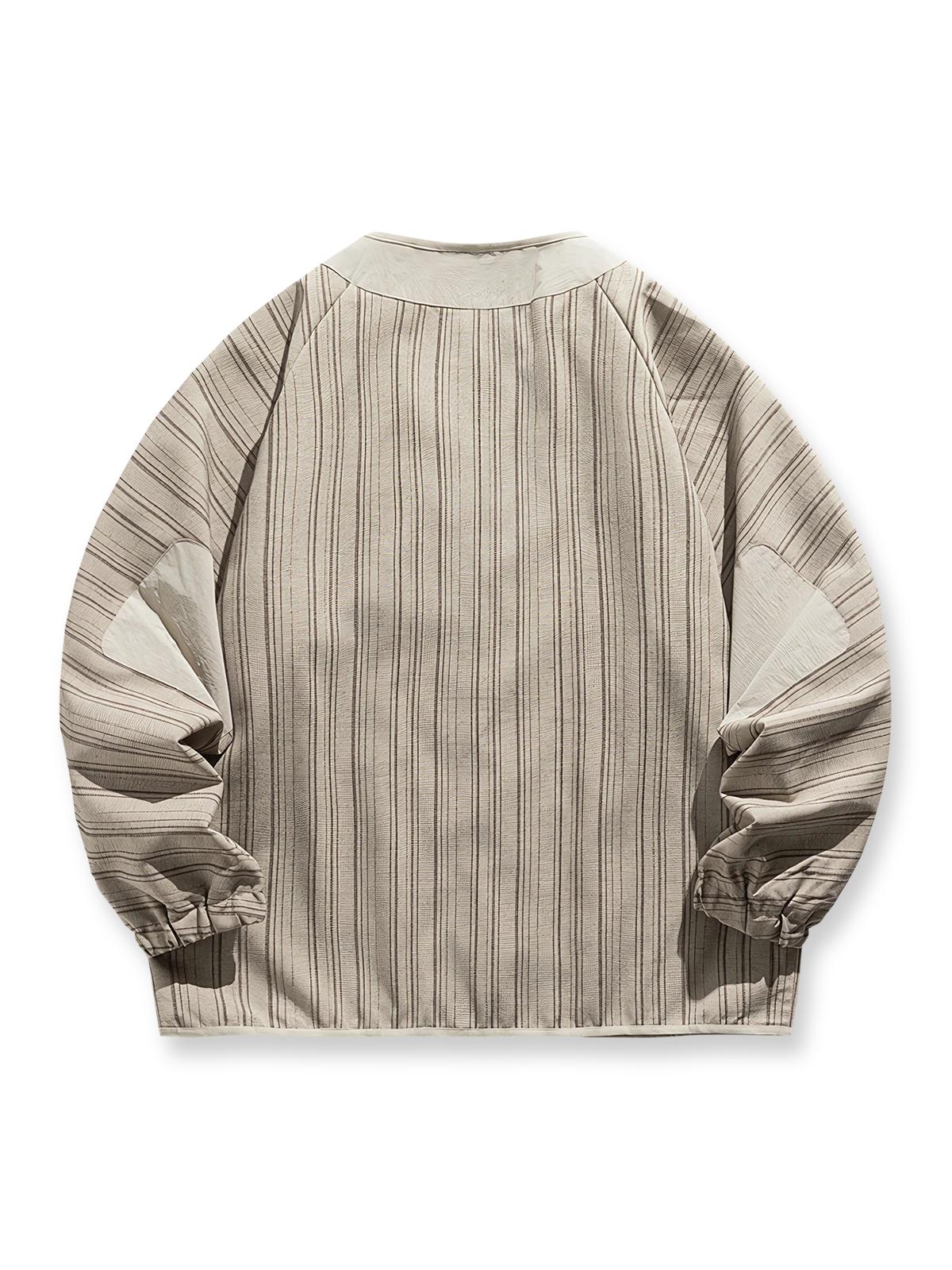 製品画像
「アウトドアスタイルのストライプジャケット全体展示画像。シンプルなストライプデザインとゆったりとしたシルエットが、アウトドアスタイルの機能性と快適な着心地を演出。」

詳細画像
「ストライプ柄のディテールと袖口のゴム仕様特写。袖口のゴムによる防風性能と、シンプルでありながらスタイリッシュなデザインが特徴。」