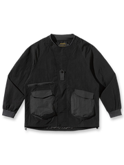 製品画像
「多機能ポケットデザインのアウトドアジャケット全体展示図。実用性とファッション性を兼ね備えたシルエットで、さまざまなシーンに対応可能な一着。」

詳細画像
「襟元のスナップボタンと斜めジッパーポケットのディテール特写。デザイン性と実用性を両立させたディテールが目を引きます。」
