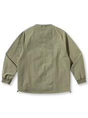 製品画像
「多機能ポケットデザインのアウトドアジャケット全体展示図。実用性とファッション性を兼ね備えたシルエットで、さまざまなシーンに対応可能な一着。」

詳細画像
「襟元のスナップボタンと斜めジッパーポケットのディテール特写。デザイン性と実用性を両立させたディテールが目を引きます。」
