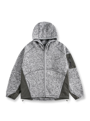 製品画像
「ミニマルなパッチワークデザインと高性能素材が融合したパッチワークヘビージャケットの全体展示画像。保温性、防風性を備え、寒冷な天候でも軽やかに対応できるデザインが特徴。」

詳細画像
「ジッパーポケットとパッチワークデザインのディテール特写。袖部分のジッパーポケットが実用性を高め、ダブルジッパー仕様により着脱が容易で、視覚的なアクセントとしてバイカラーのパッチワークが際立つ。」
