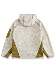 製品画像
「ミニマルなパッチワークデザインと高性能素材が融合したパッチワークヘビージャケットの全体展示画像。保温性、防風性を備え、寒冷な天候でも軽やかに対応できるデザインが特徴。」

詳細画像
「ジッパーポケットとパッチワークデザインのディテール特写。袖部分のジッパーポケットが実用性を高め、ダブルジッパー仕様により着脱が容易で、視覚的なアクセントとしてバイカラーのパッチワークが際立つ。」
