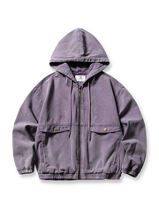 製品画像
「ウォッシュ加工によるヴィンテージ感漂うフード付きワークジャケット正面展示図。レトロな風合いと実用性が融合し、ダブルポケットとフードデザインが特徴的な一着。」

詳細画像
「ゴム仕様の袖口ディテールとウォッシュ加工による質感の特写。袖口のゴムが防風性と保温性を向上させ、ヴィンテージ風の仕上がりが際立つ。」