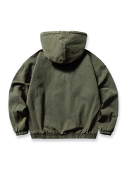 製品画像
「ウォッシュ加工によるヴィンテージ感漂うフード付きワークジャケット正面展示図。レトロな風合いと実用性が融合し、ダブルポケットとフードデザインが特徴的な一着。」

詳細画像
「ゴム仕様の袖口ディテールとウォッシュ加工による質感の特写。袖口のゴムが防風性と保温性を向上させ、ヴィンテージ風の仕上がりが際立つ。」