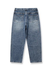 製品画像
「ワークテイスト デニムパンツの正面全体図。20世紀中頃のクラシックなワークウェアスタイルにインスパイアされたデザインで、高品質10ozデニム素材を使用。水洗加工とヴィンテージ風の色落ち加工が特徴で、ワイドなストレートシルエットが快適な履き心地とヴィンテージ感を提供。」

詳細画像
「ワークテイスト デニムパンツのディテール特写。膝部分には強化ステッチが施されたパッチデザインを採用し、耐久性を向上させつつ立体感のあるビジュアルを演出。左右対称の大きなユーティリティポケットが収納性を高め、デザインアクセントとしても機能。ウエストの調節可能なドローコードが快適なフィット感を提供。」
