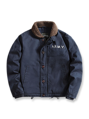 製品画像
「WWII時代のクラシックN-1デッキジャケットを再現した全体画像。中綿と防風キャンバス生地で、保温性と耐久性を兼ね備えた冬用アウター。」

詳細画像
「厚手の中綿襟部分とARMY刺繍、ヴィンテージ感のあるボタンとジッパーの二重構造のディテール画像。」