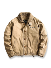 製品画像
「WWII時代のクラシックN-1デッキジャケットを再現した全体画像。中綿と防風キャンバス生地で、保温性と耐久性を兼ね備えた冬用アウター。」

詳細画像
「厚手の中綿襟部分とARMY刺繍、ヴィンテージ感のあるボタンとジッパーの二重構造のディテール画像。」