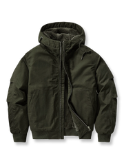 製品画像
「M-65戦闘服デザインをリバイバルしたウール裏地厚手フード付きジャケットの全体画像。フード付きと多ポケット仕様が特徴の冬用アウター。」

詳細画像
「大容量ポケットと防風キャンバス生地の外層、保温性に優れたウール裏地のディテールをクローズアップした画像。」