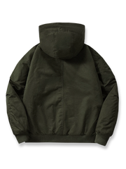 製品画像
「M-65戦闘服デザインをリバイバルしたウール裏地厚手フード付きジャケットの全体画像。フード付きと多ポケット仕様が特徴の冬用アウター。」

詳細画像
「大容量ポケットと防風キャンバス生地の外層、保温性に優れたウール裏地のディテールをクローズアップした画像。」