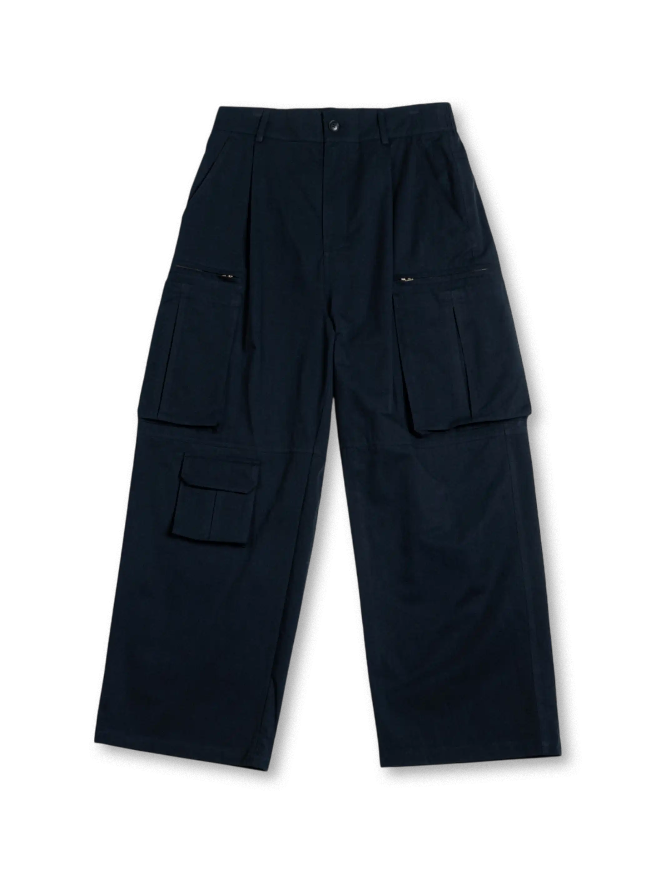 5つの大容量ポケットとワイドシルエットを備えたミリタリーワイドカーゴパンツの全身ビュー。