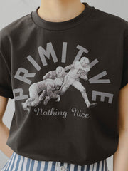 モデルがPESSOA CLUBのフットボールポスタープリント Tシャツを着用し、活動的なカジュアルスタイルを披露