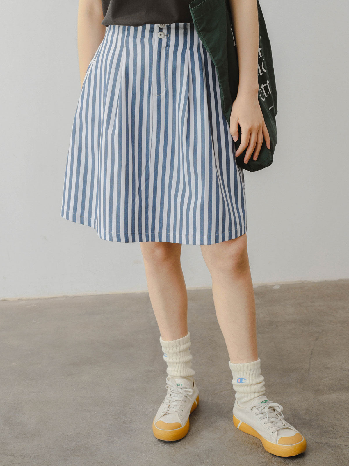 モデルがPESSOA CLUB マリンスタイルハイウエストスカートを着用し、夏のカジュアルなエレガンスを披露