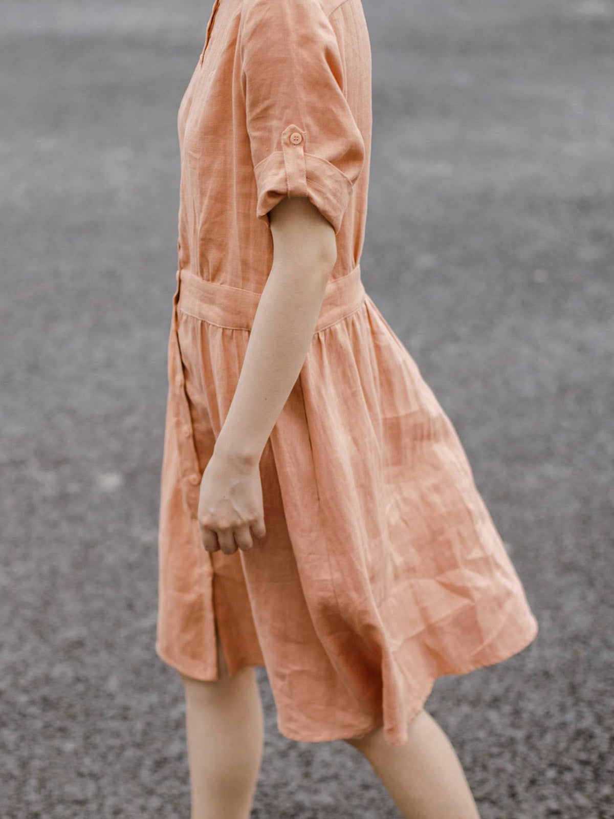 モデルがPESSOA CLUBのハイカラー リネンドレスを着用し、エレガントな姿を披露