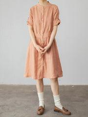 モデルがPESSOA CLUBのハイカラー リネンドレスを着用し、エレガントな姿を披露