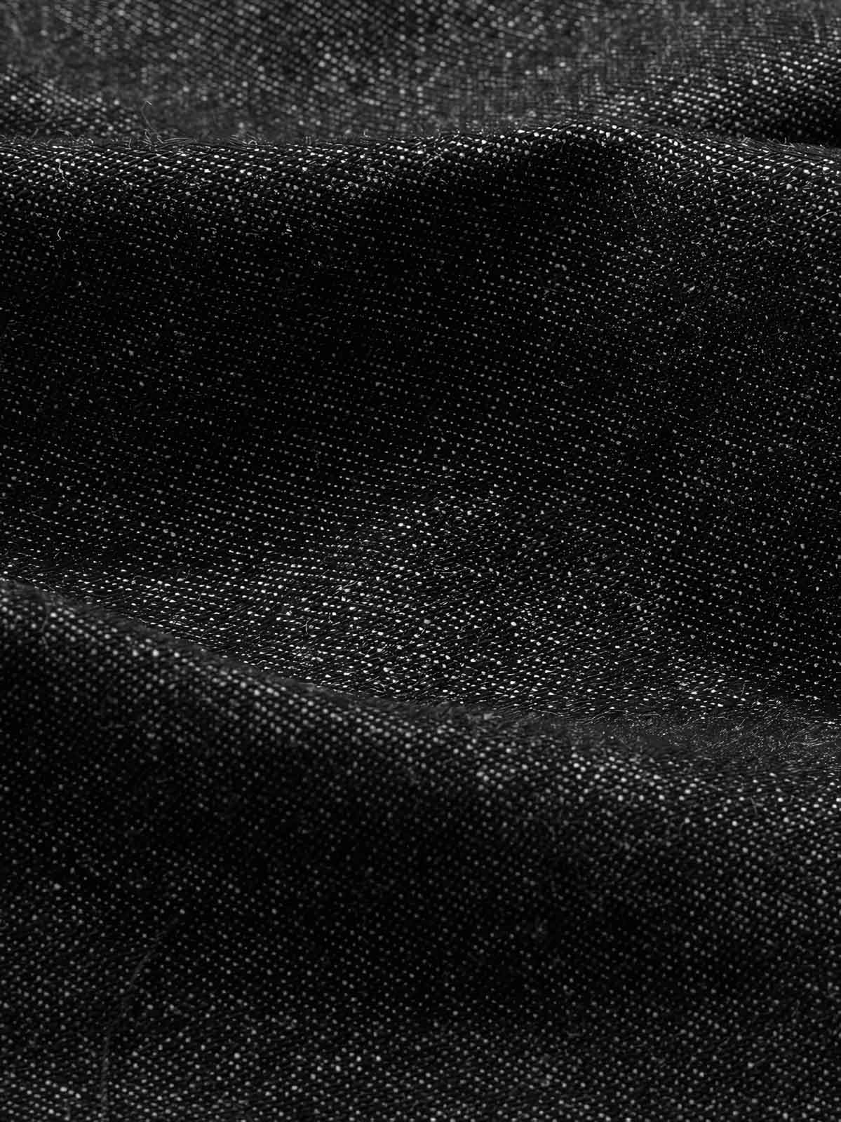 ハイウエストデニムショートパンツのディテールとデニム生地のクローズアップ