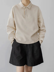 モデルがハイウエストデニムショートパンツを着用し、スタイリッシュなシルエットを披露