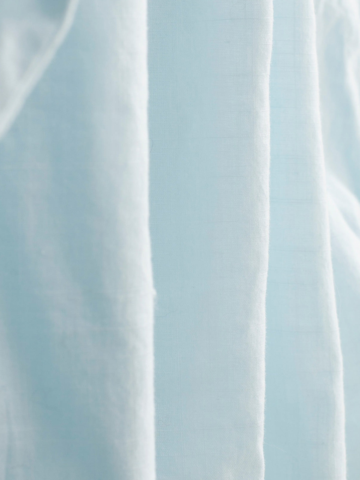 レースのディテールとアコーディオンプリーツのクローズアップ