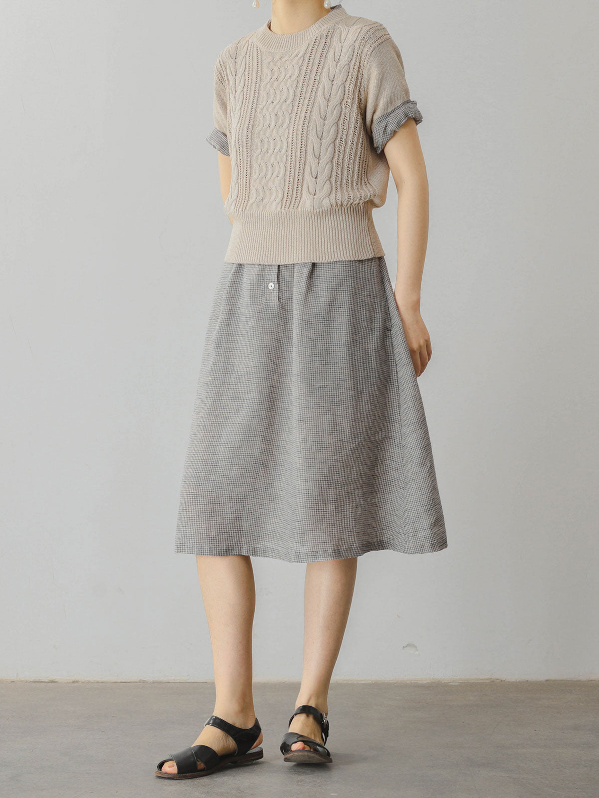 モデルがフレンチレトロ リネン チェック柄 ジャケットカラー ドレスを着用し、洗練されたスタイルを披露