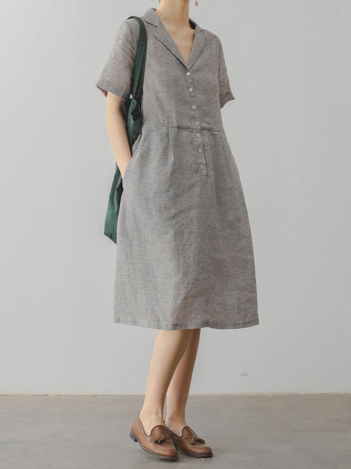 モデルがフレンチレトロ リネン チェック柄 ジャケットカラー ドレスを着用し、洗練されたスタイルを披露