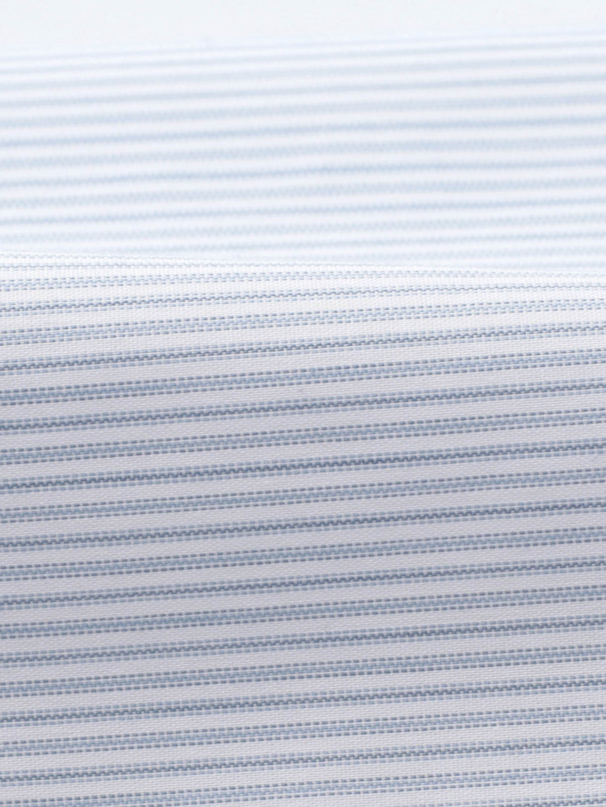 スタンドカラーのディテールとストライプパターンのクローズアップ