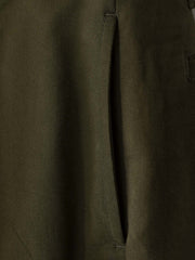 ハイウエストデザインと生地の質感クローズアップ