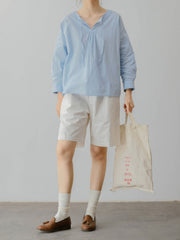 モデルがフランス風レトロ文芸風のベビーブルー ルーズフィット ラウンドネック ドローコード コットンシャツを着用し、文芸スタイルを披露。