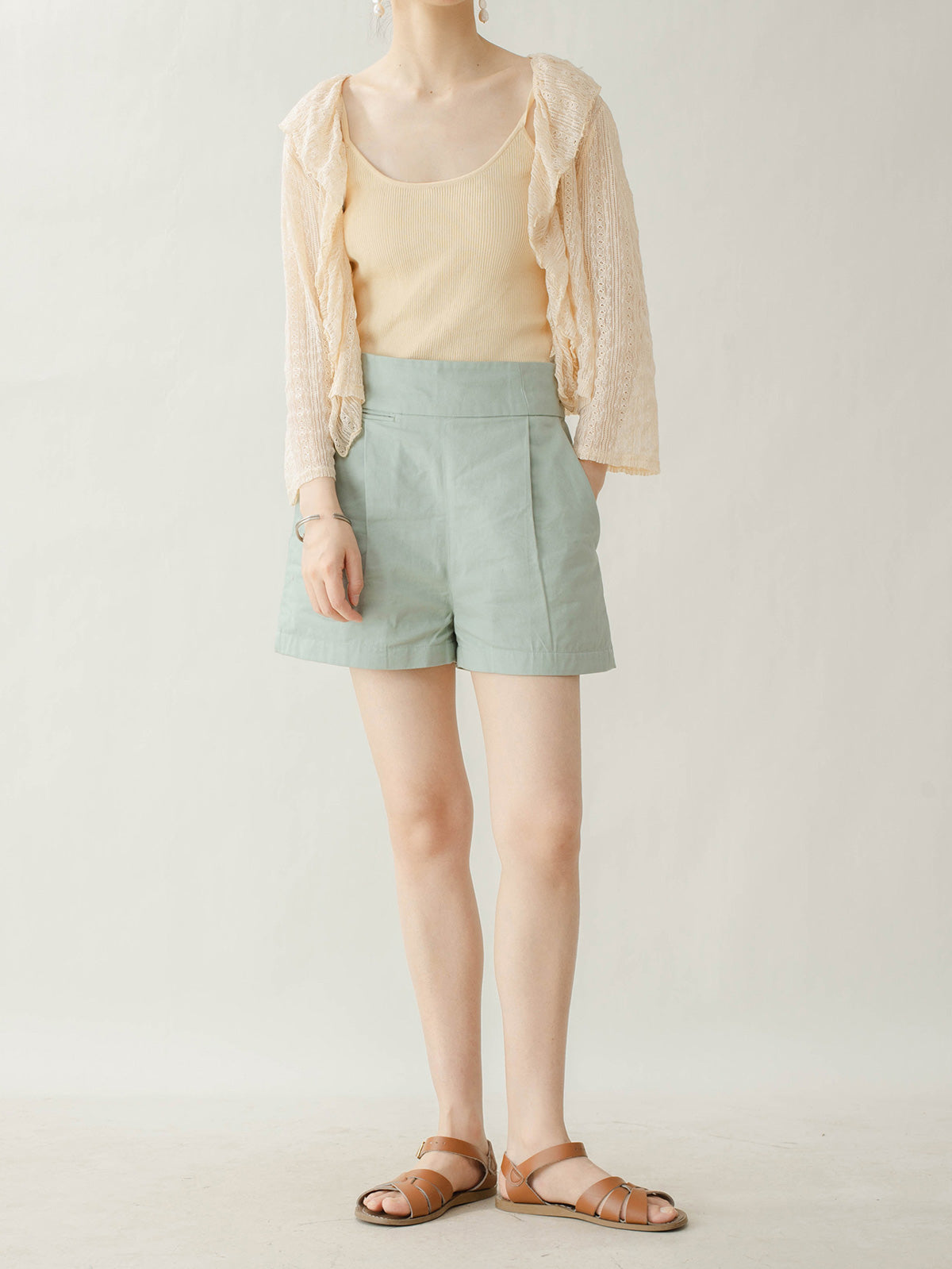 モデル画像: モデルが着用するフレンチレトロのレース長袖ブラウスの着用効果