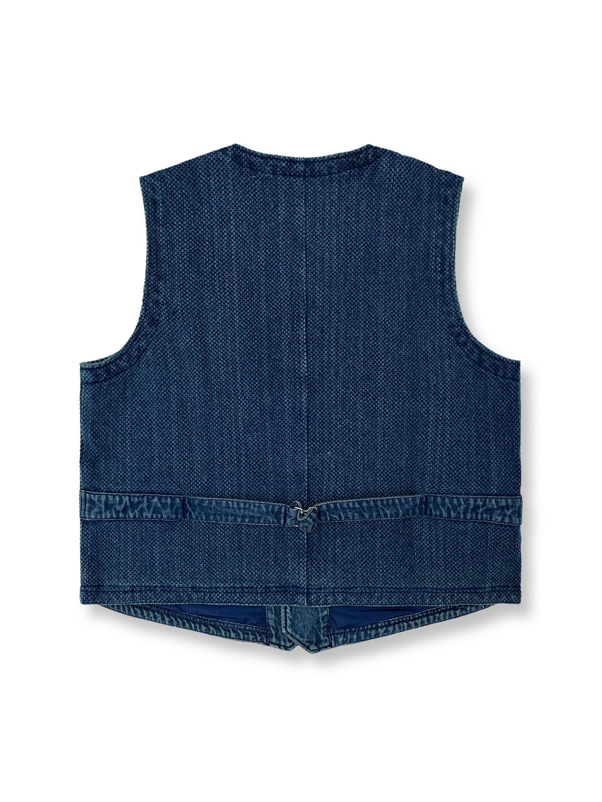 製品画像: ヴィンテージ風インディゴ剣道着生地を使用した厚手ベスト。アメカジスタイルを基調にした秋冬にぴったりのデザイン。丈夫で質感のある素材、コットン100%のインディゴ生地が特徴
詳細画像: 剣道着生地の粗い織り目が見えるディテール、クラシックな金属ボタンのデザイン。耐久性に優れ、使い込むことで風合いが増すヴィンテージ感。秋冬のコーディネートに最適
