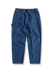 製品画像: ストライプ柄ヴィンテージウォッシュ加工ワークウェアデニムパンツ。20世紀初頭の北米ワークウェア文化にインスパイアされたデザイン。重ウォッシュ加工による柔らかな風合いとヴィンテージ感を強調したスタイル
詳細画像: 赤色のハンドメイド刺繍とダメージ加工が施されたディテール。ストライプ柄がデニム生地に自然に馴染み、ヴィンテージ感を引き立てる仕上がり