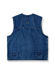 製品画像: 多ポケットデニムベスト全体展示図。ヴィンテージ感あふれるウォッシュ加工デニム素材を使用し、複数の立体ポケットが特徴的なデザイン。機能性とスタイルを兼ね備えたアウトドアにも最適なベスト
詳細画像: デニムベストの前面に配置された立体ポケットとジッパー装飾ディテールの特写。独特の色織りストライプデザインの内側と共に、収納力とデザイン性が高い