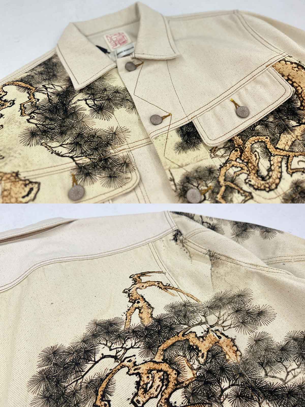 製品画像: 水墨画松柏プリントヴィンテージジャケット全体展示図。東洋美術の水墨画風デザインがジャケット全体に施され、松と柏の自然の美を強調した一着。
詳細画像: ジャケットの金属ボタンと松柏プリントディテールを特写した画像。A+級色堅牢度で、プリントの鮮やかさと耐久性を長期間保つ。
