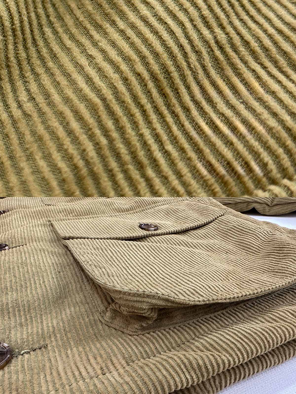 製品画像: フレンチハンティングデザインのコーデュロイ中綿ジャケット全体展示図。ヴィンテージ感あふれるコーデュロイ素材と中綿入りで暖かさを確保した冬用アウター。
詳細画像: コーデュロイ素材の質感と多機能ポケットディテールを特写した画像。ハンティングスタイルを引き立てるディテールと実用性が感じられる。