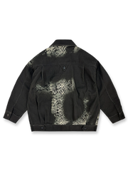 製品画像: 巳年限定の蛇柄プリントデニムジャケット全体展示図。13オンスのデニム素材にヴィンテージ加工を施し、春秋の軽やかなスタイリングにぴったりなデザイン。
詳細画像: 蛇柄プリントと綿の殻による自然な粒感を特写。細部まで丁寧に施されたデザインが印象的。