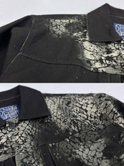 製品画像: 巳年限定の蛇柄プリントデニムジャケット全体展示図。13オンスのデニム素材にヴィンテージ加工を施し、春秋の軽やかなスタイリングにぴったりなデザイン。
詳細画像: 蛇柄プリントと綿の殻による自然な粒感を特写。細部まで丁寧に施されたデザインが印象的。