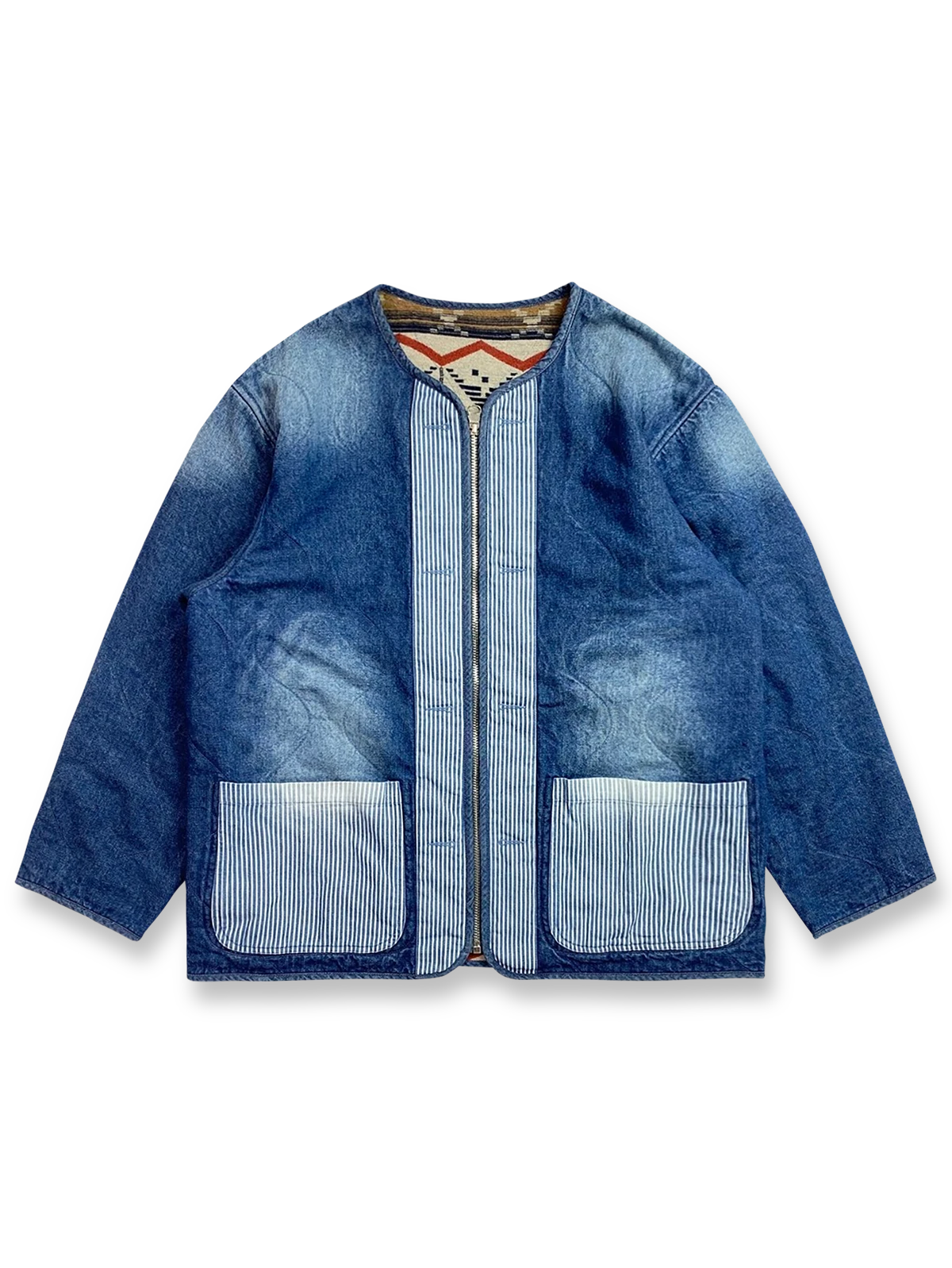 製品画像: ナバホ柄リバーシブルデニム×ウールミックスジャケット全体展示図。民族的なナバホ柄が施されたウールミックス素材とヴィンテージ感溢れるデニムが特徴的。
詳細画像: ナバホ柄のウール素材と100%コットンデニムのリバーシブルデザインディテール特写。両面を楽しめる機能的な美しさ。