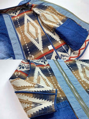 製品画像: ナバホ柄リバーシブルデニム×ウールミックスジャケット全体展示図。民族的なナバホ柄が施されたウールミックス素材とヴィンテージ感溢れるデニムが特徴的。
詳細画像: ナバホ柄のウール素材と100%コットンデニムのリバーシブルデザインディテール特写。両面を楽しめる機能的な美しさ。