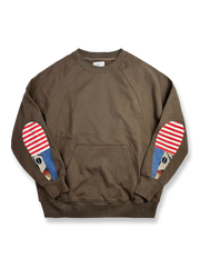 製品画像: ドロップ型肘パッチスウェット全体展示図。380gの厚手コットン素材を使用し、ヴィンテージ感とアート性が際立つデザイン。
詳細画像: 肘部分に施されたドロップ型パッチワークディテールの特写。コントラストの効いた配色とヴィンテージ風の装飾がポイント。