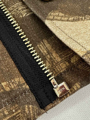 製品画像: チャイナアート『清明上河図』プリント カモフラージュ ワークジャケット全体展示図。伝統的なアートとカモフラージュデザインが融合したユニークなヴィンテージジャケット。
詳細画像: コーデュロイ襟元とYKK金属ジッパー、補強スナップボタンのディテール特写。耐久性と高級感を感じさせるディテール。