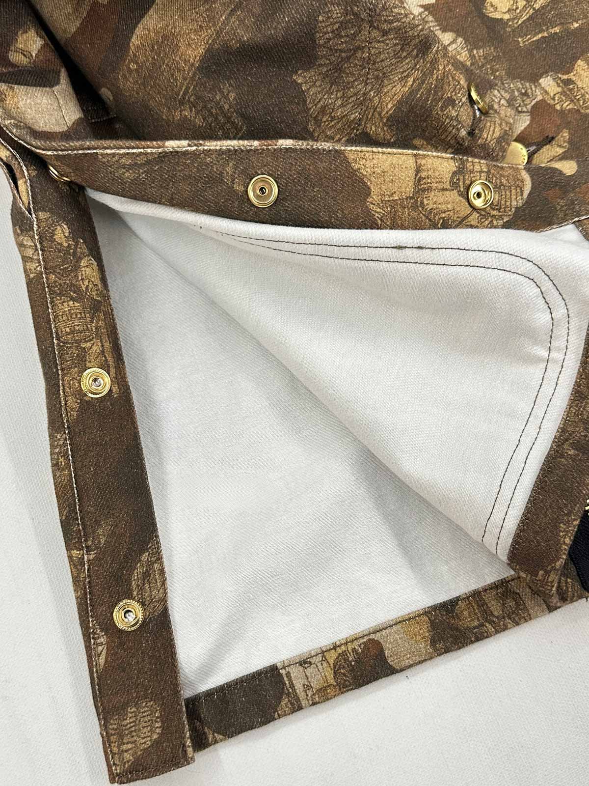 製品画像: チャイナアート『清明上河図』プリント カモフラージュ ワークジャケット全体展示図。伝統的なアートとカモフラージュデザインが融合したユニークなヴィンテージジャケット。
詳細画像: コーデュロイ襟元とYKK金属ジッパー、補強スナップボタンのディテール特写。耐久性と高級感を感じさせるディテール。