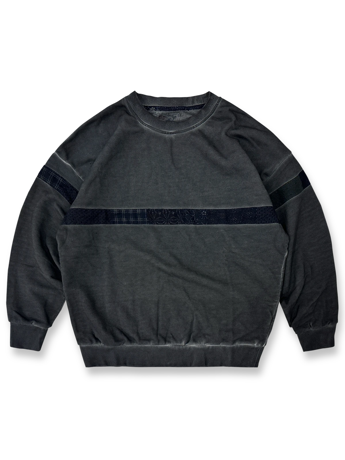 製品画像
泥染めクルーネックスウェットの全体展示。自然な色ムラと独特な泥染め加工が特徴的なヴィンテージスタイルの一着。

詳細画像
泥染めの独特な風合いとヘビーウェイトコットンの質感を強調したディテール特写。色ムラと自然な陰影がヴィンテージ感を際立たせています。