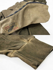 製品画像
泥染めクルーネックスウェットの全体展示。自然な色ムラと独特な泥染め加工が特徴的なヴィンテージスタイルの一着。

詳細画像
泥染めの独特な風合いとヘビーウェイトコットンの質感を強調したディテール特写。色ムラと自然な陰影がヴィンテージ感を際立たせています。