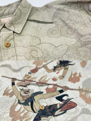 製品画像
『西遊記』テーマのプリントシャツの正面全体図。孫悟空と敵キャラクターの戦闘シーンが力強く描かれ、東洋の文化的魅力を感じさせるデザイン。

詳細画像
高精細プリントで再現された孫悟空の戦闘シーンと三蔵法師一行の取経旅の場面を強調した後面プリントディテール特写。色鮮やかな仕上がりと細かなディテールが目を引きます。