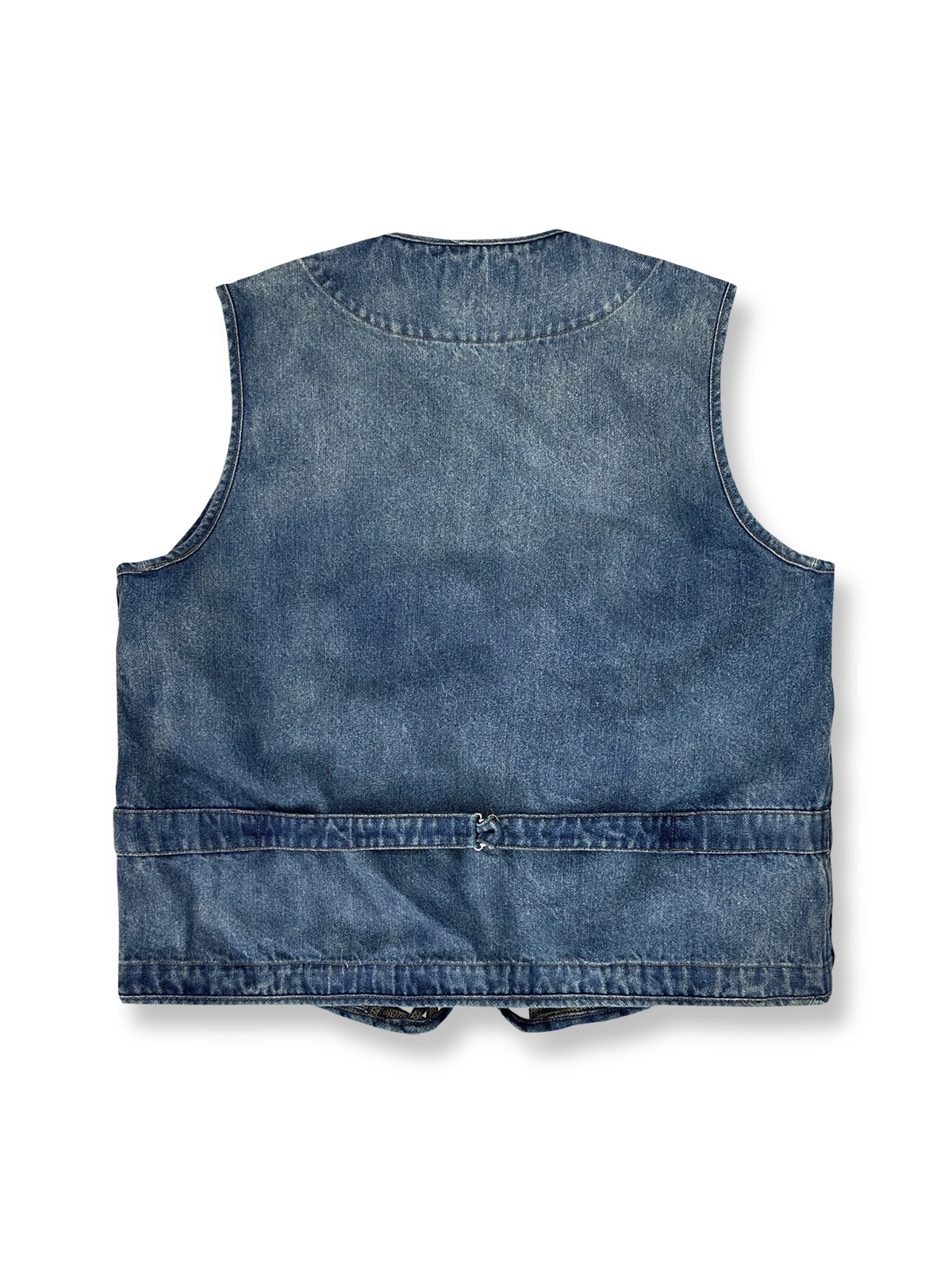 製品画像
手織りデニムベストの全体展示図。伝統的な竹籠編み技法を取り入れたユニークなデザインで、デニムの立体感と透かし模様が特徴的。

詳細画像
職人による手作業で編み込まれた細かなディテールと、ウォッシュ加工によるヴィンテージ感あふれるテクスチャの特写。素材感と風合いが際立つ。