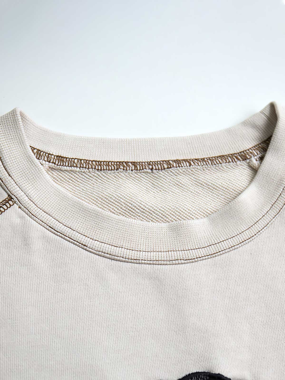 製品画像:
ヘビーウェイトヴィンテージ風「パイプクマ」刺繍スウェット全体画像。ウォッシュ加工でヴィンテージ感が際立つデザイン。

詳細画像:
「パイプクマ」刺繍とウォッシュ加工のディテールアップ。個性を引き出すデザインのクローズアップ。